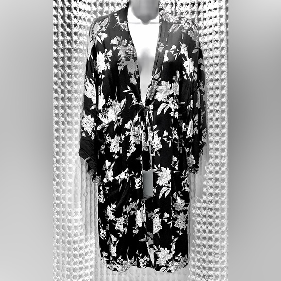 Spiritual Gangster Black and White Floral Tie Front Kimono Robe • - Picture 1 of 7